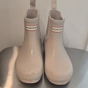 Hunter Mini Rain Boots Size 9W In Khaki. Great Condition Just Needs Wiping Off.